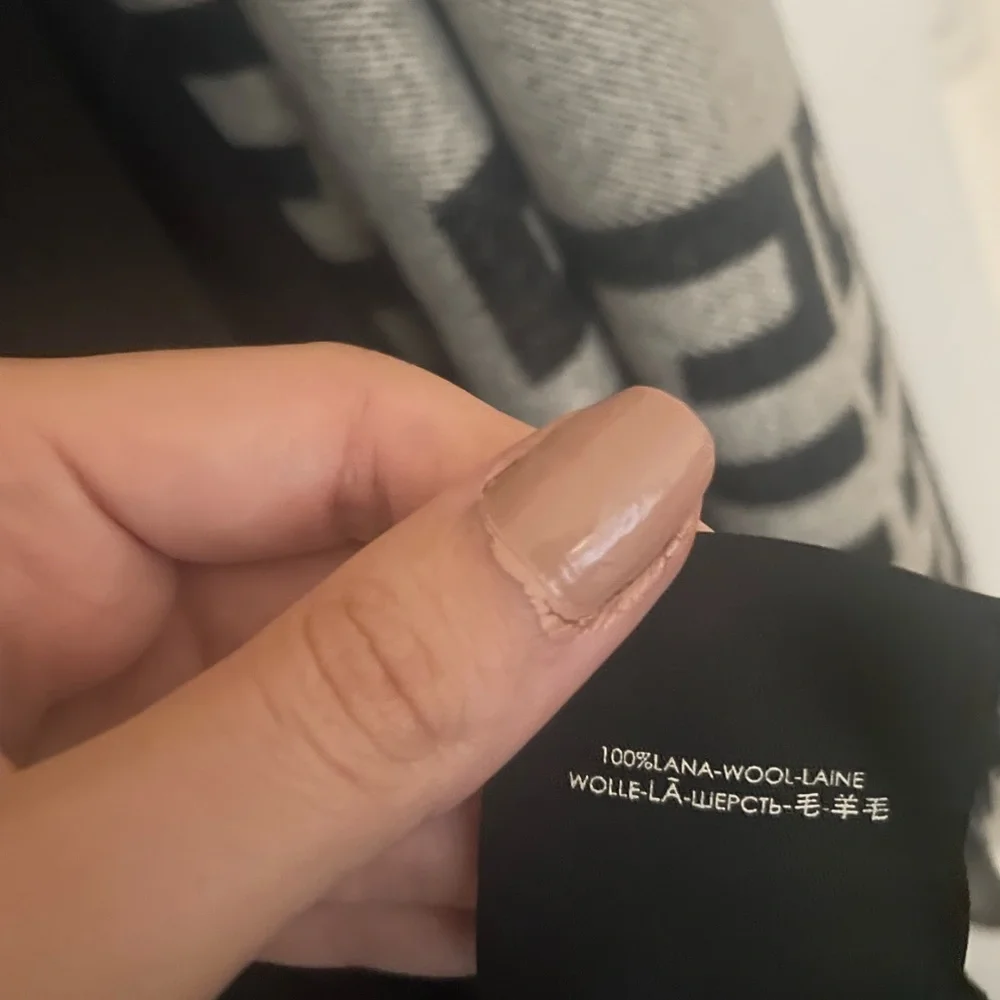 NWT Gucci jumbo GG monogram 100% wool scarf black on black - Picture 10 of 13